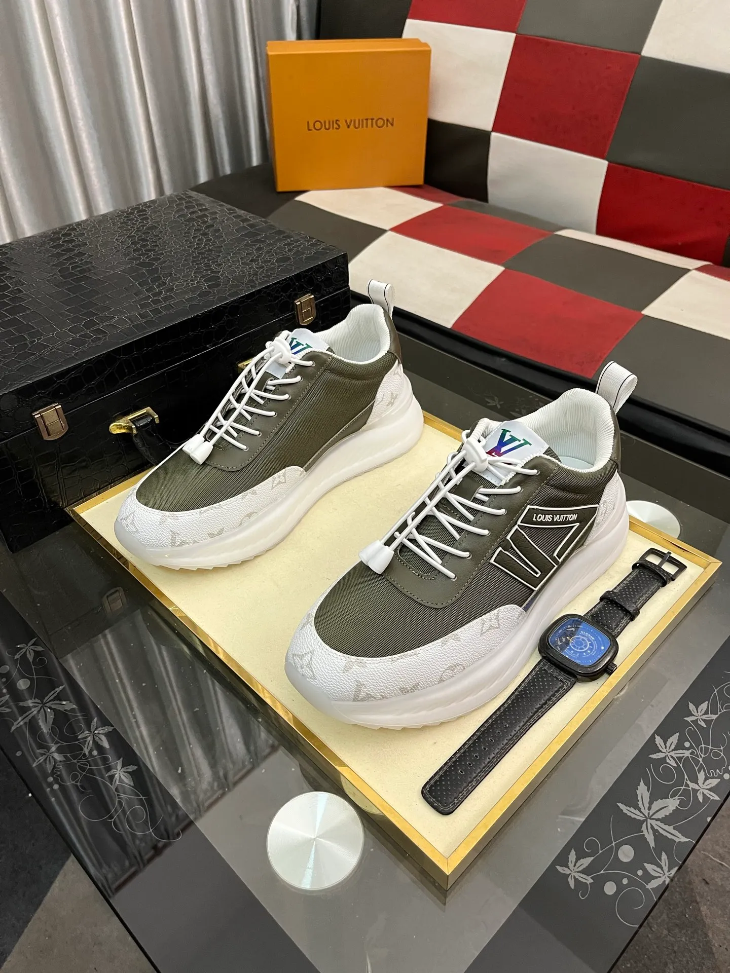 Men's shoes 💰458⌚️⌚️【LOUlS VUlTTON】Louis Vuitton ~ unique and casual style. LV counter purchasing 🏃casual shoes😍😍 are on sale at the men's counter at the same time. Italian imported brands select top-layer Italian cowhide. 🐑Sheepskin lining (refuses to discolor and grind feet) Sole: Original sole specially provided by the original factory 🎬Better in kind Code number: 38-444⃣️Color selection